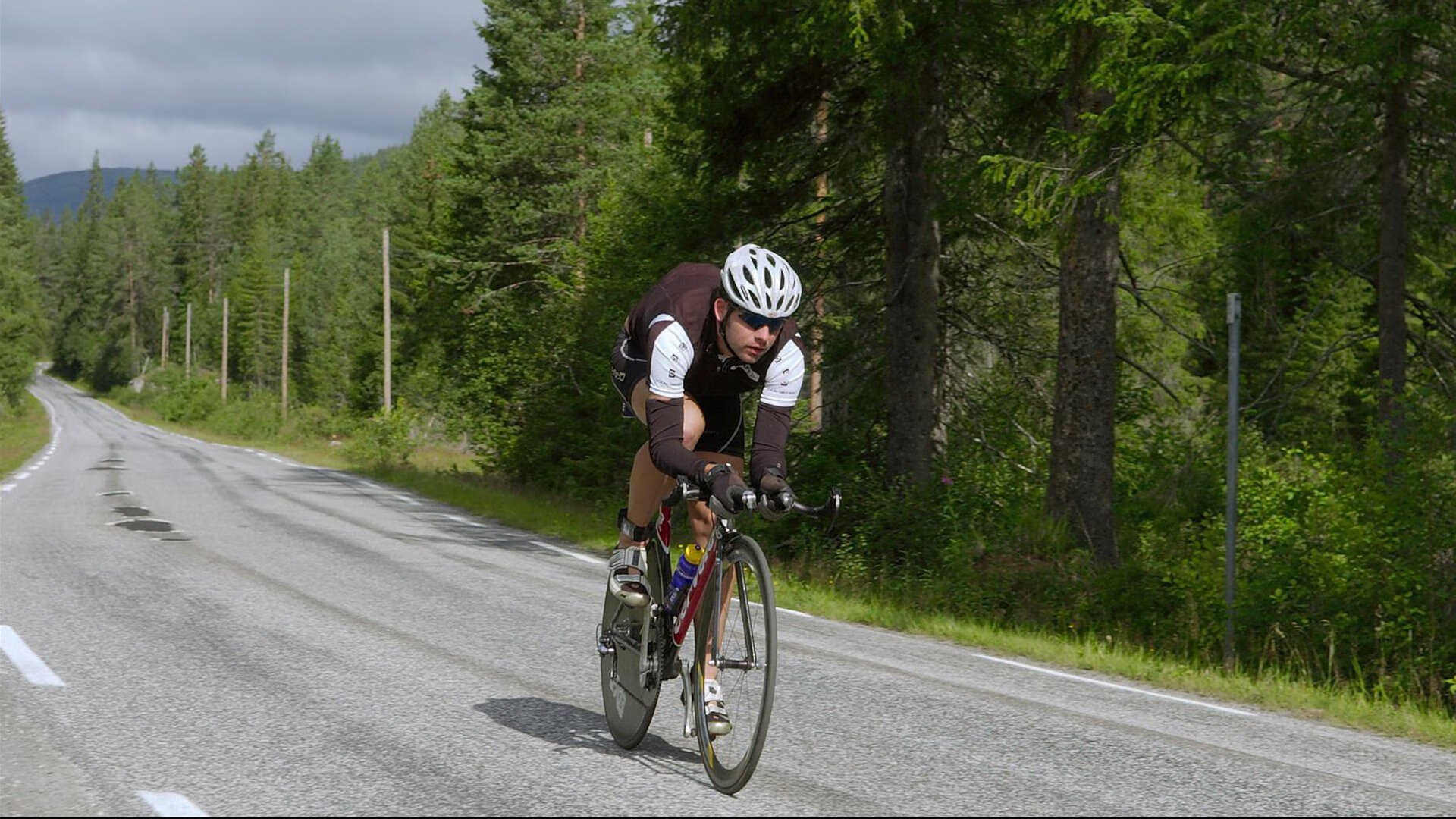 “漂移之美：弯道飞舞的速度艺术”，弯道漂移什么意思