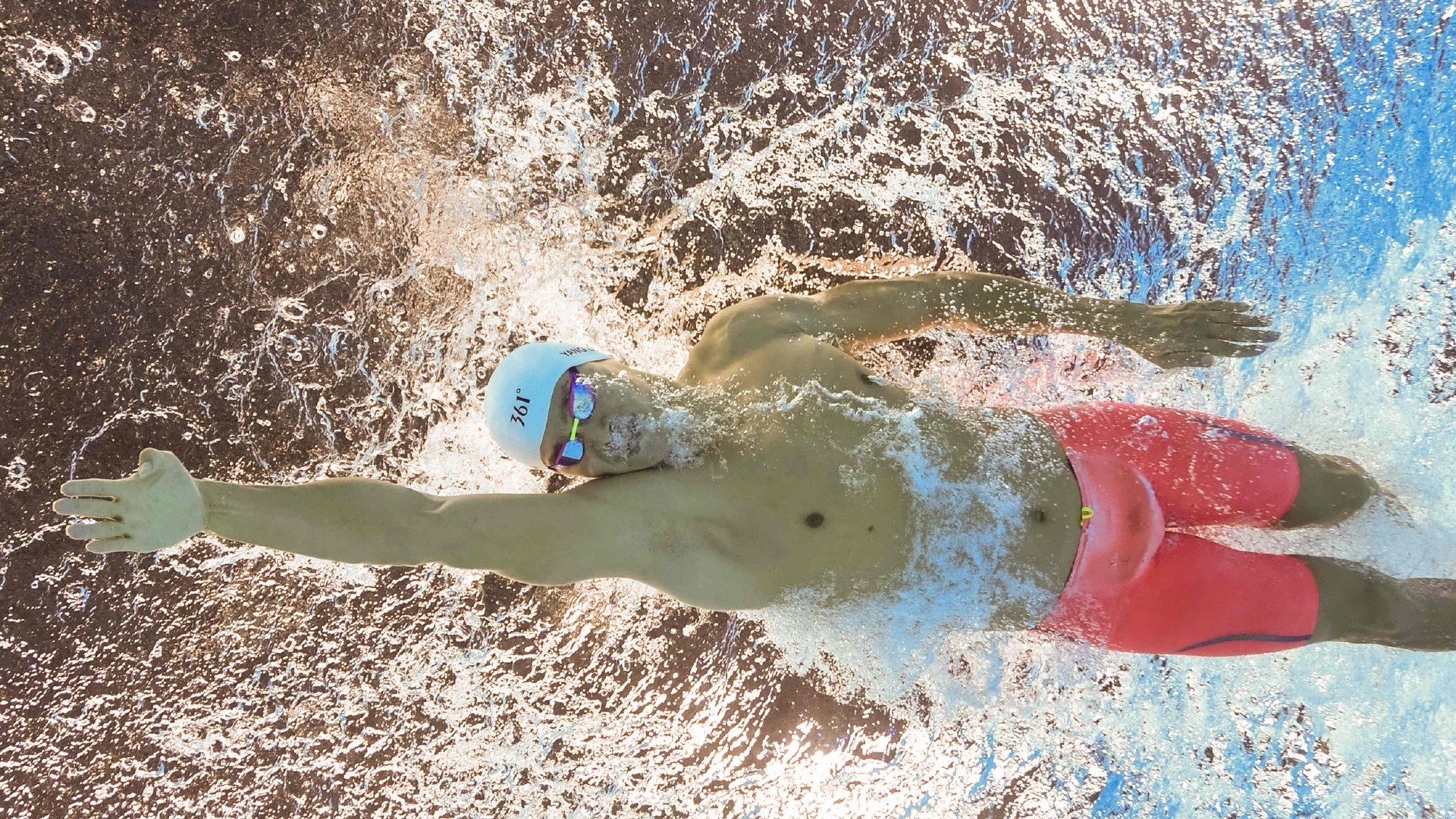 “直线冲刺：极速飙车的燃爆瞬间”，超跑直线加速比赛