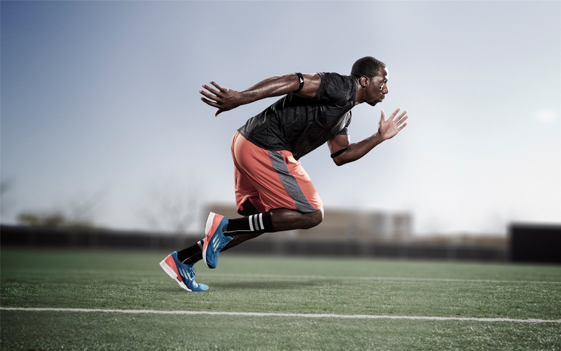 库兹马诺维奇在巴黎奥运会手球比赛中多次扑救点球，库兹马持球