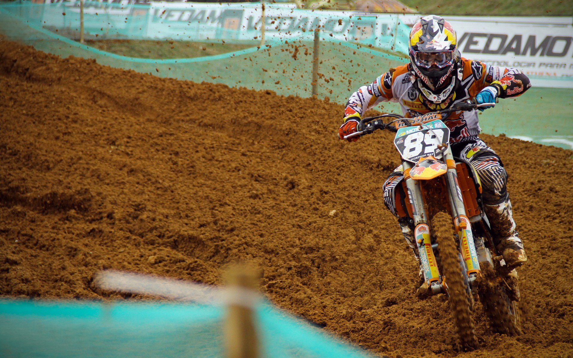 球场“铁血防线”——挡住一切进攻的最强堡垒，铁血防守vs极致进攻